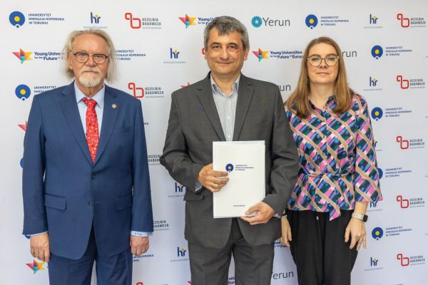 Uroczyste wręczenie Nagród Rektora dla osób zatrudnionych w toruńskiej części UMK [fot. Mikołaj Kuras] Kliknij, aby powiększyć zdjęcie