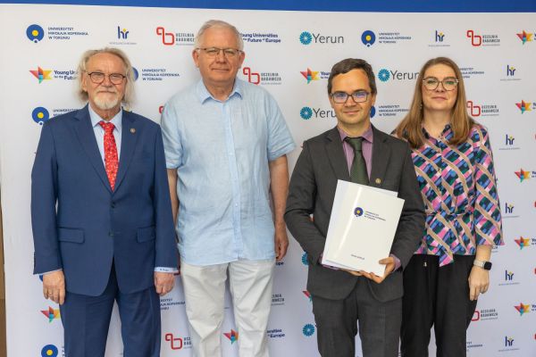 Uroczyste wręczenie Nagród Rektora dla osób zatrudnionych w toruńskiej części UMK [fot. Mikołaj Kuras] Kliknij, aby powiększyć zdjęcie