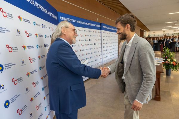 Uroczyste wręczenie Nagród Rektora dla osób zatrudnionych w toruńskiej części UMK [fot. Mikołaj Kuras] Kliknij, aby powiększyć zdjęcie