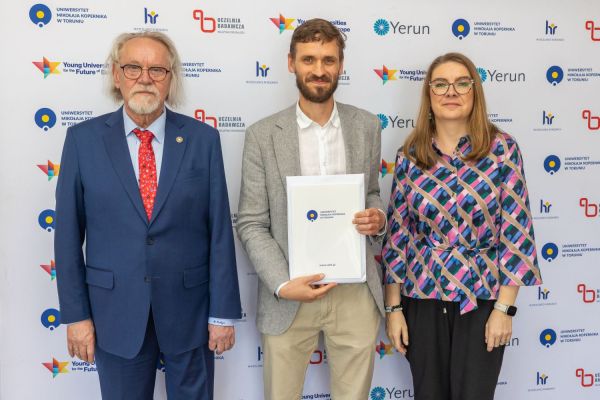 Uroczyste wręczenie Nagród Rektora dla osób zatrudnionych w toruńskiej części UMK [fot. Mikołaj Kuras] Kliknij, aby powiększyć zdjęcie