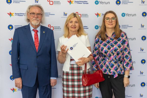 Uroczyste wręczenie Nagród Rektora dla osób zatrudnionych w toruńskiej części UMK [fot. Mikołaj Kuras] Kliknij, aby powiększyć zdjęcie