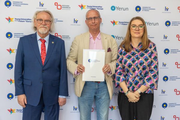 Uroczyste wręczenie Nagród Rektora dla osób zatrudnionych w toruńskiej części UMK [fot. Mikołaj Kuras] Kliknij, aby powiększyć zdjęcie