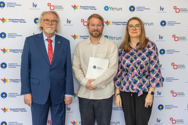 Uroczyste wręczenie Nagród Rektora dla osób zatrudnionych w toruńskiej części UMK [fot. Mikołaj Kuras] Kliknij, aby powiększyć zdjęcie