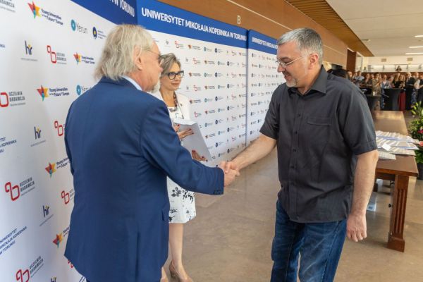Uroczyste wręczenie Nagród Rektora dla osób zatrudnionych w toruńskiej części UMK [fot. Mikołaj Kuras] Kliknij, aby powiększyć zdjęcie