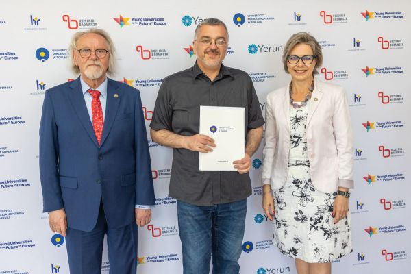 Uroczyste wręczenie Nagród Rektora dla osób zatrudnionych w toruńskiej części UMK [fot. Mikołaj Kuras] Kliknij, aby powiększyć zdjęcie
