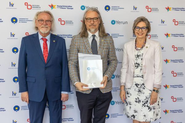 Uroczyste wręczenie Nagród Rektora dla osób zatrudnionych w toruńskiej części UMK [fot. Mikołaj Kuras] Kliknij, aby powiększyć zdjęcie