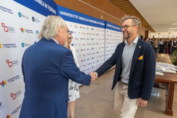Uroczyste wręczenie Nagród Rektora dla osób zatrudnionych w toruńskiej części UMK [fot. Mikołaj Kuras] Kliknij, aby powiększyć zdjęcie