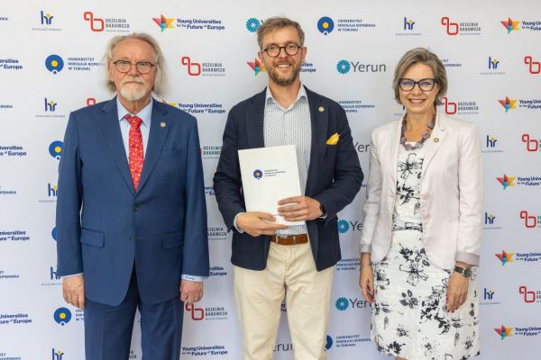 Uroczyste wręczenie Nagród Rektora dla osób zatrudnionych w toruńskiej części UMK [fot. Mikołaj Kuras] Kliknij, aby powiększyć zdjęcie