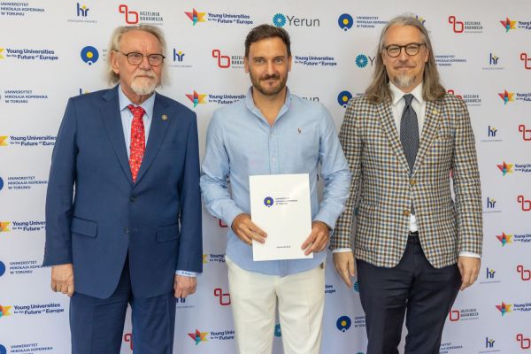 Uroczyste wręczenie Nagród Rektora dla osób zatrudnionych w toruńskiej części UMK [fot. Mikołaj Kuras] Kliknij, aby powiększyć zdjęcie