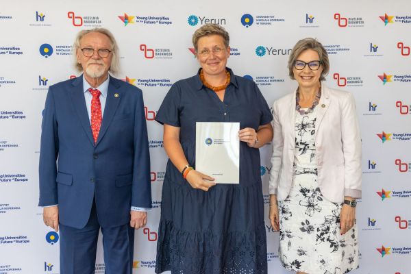 Uroczyste wręczenie Nagród Rektora dla osób zatrudnionych w toruńskiej części UMK [fot. Mikołaj Kuras] Kliknij, aby powiększyć zdjęcie