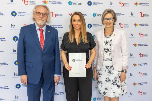 Uroczyste wręczenie Nagród Rektora dla osób zatrudnionych w toruńskiej części UMK [fot. Mikołaj Kuras] Kliknij, aby powiększyć zdjęcie
