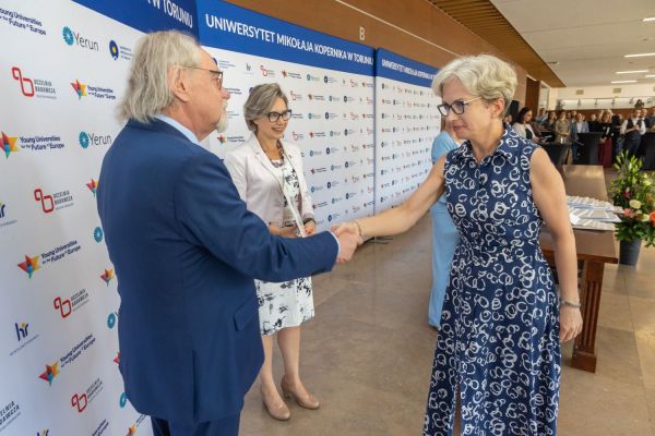 Uroczyste wręczenie Nagród Rektora dla osób zatrudnionych w toruńskiej części UMK [fot. Mikołaj Kuras] Kliknij, aby powiększyć zdjęcie