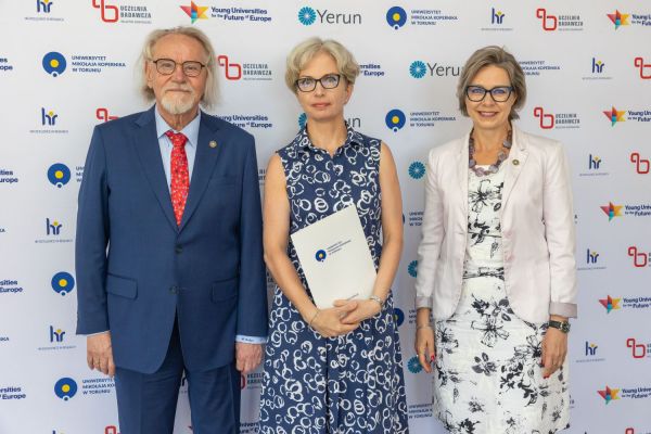 Uroczyste wręczenie Nagród Rektora dla osób zatrudnionych w toruńskiej części UMK [fot. Mikołaj Kuras] Kliknij, aby powiększyć zdjęcie