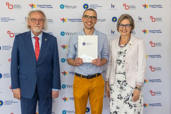 Uroczyste wręczenie Nagród Rektora dla osób zatrudnionych w toruńskiej części UMK [fot. Mikołaj Kuras] Kliknij, aby powiększyć zdjęcie