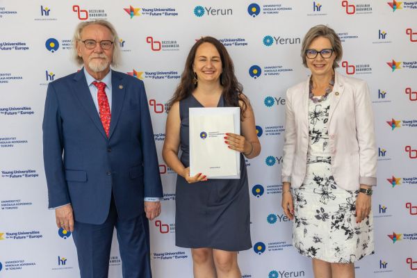 Uroczyste wręczenie Nagród Rektora dla osób zatrudnionych w toruńskiej części UMK [fot. Mikołaj Kuras] Kliknij, aby powiększyć zdjęcie