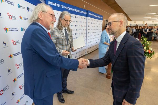 Uroczyste wręczenie Nagród Rektora dla osób zatrudnionych w toruńskiej części UMK [fot. Mikołaj Kuras] Kliknij, aby powiększyć zdjęcie
