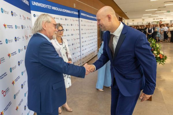 Uroczyste wręczenie Nagród Rektora dla osób zatrudnionych w toruńskiej części UMK [fot. Mikołaj Kuras] Kliknij, aby powiększyć zdjęcie