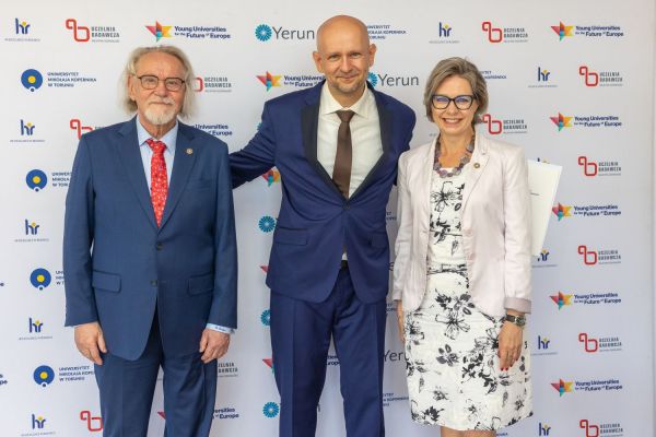 Uroczyste wręczenie Nagród Rektora dla osób zatrudnionych w toruńskiej części UMK [fot. Mikołaj Kuras] Kliknij, aby powiększyć zdjęcie
