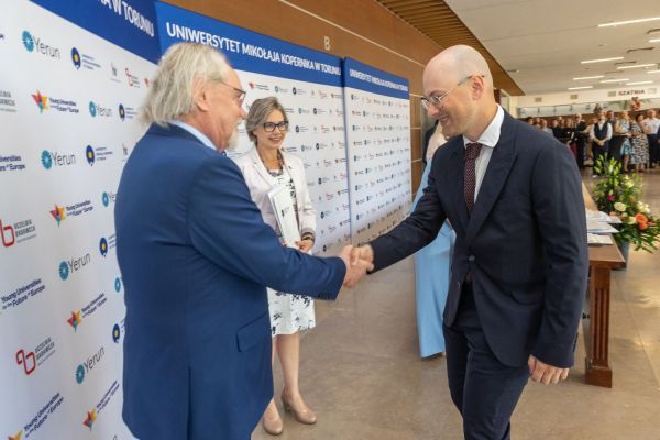 Uroczyste wręczenie Nagród Rektora dla osób zatrudnionych w toruńskiej części UMK [fot. Mikołaj Kuras] Kliknij, aby powiększyć zdjęcie