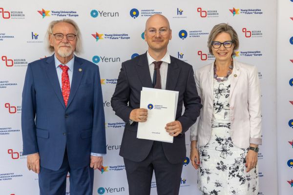 Uroczyste wręczenie Nagród Rektora dla osób zatrudnionych w toruńskiej części UMK [fot. Mikołaj Kuras] Kliknij, aby powiększyć zdjęcie