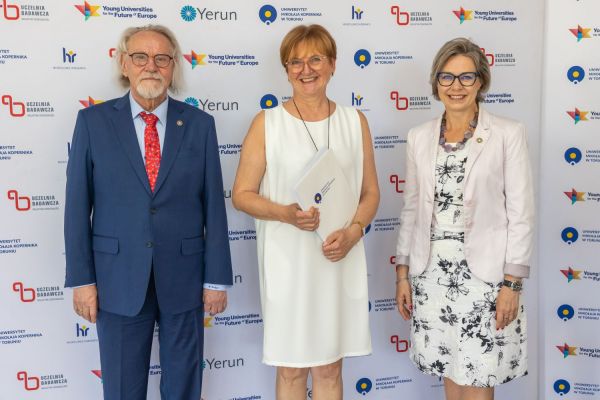 Uroczyste wręczenie Nagród Rektora dla osób zatrudnionych w toruńskiej części UMK [fot. Mikołaj Kuras] Kliknij, aby powiększyć zdjęcie