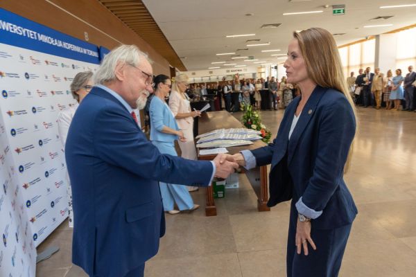 Uroczyste wręczenie Nagród Rektora dla osób zatrudnionych w toruńskiej części UMK [fot. Mikołaj Kuras] Kliknij, aby powiększyć zdjęcie