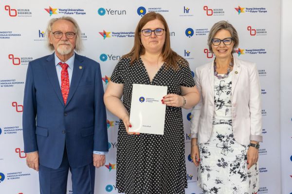 Uroczyste wręczenie Nagród Rektora dla osób zatrudnionych w toruńskiej części UMK [fot. Mikołaj Kuras] Kliknij, aby powiększyć zdjęcie