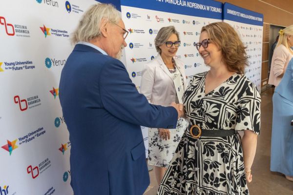 Uroczyste wręczenie Nagród Rektora dla osób zatrudnionych w toruńskiej części UMK [fot. Mikołaj Kuras] Kliknij, aby powiększyć zdjęcie