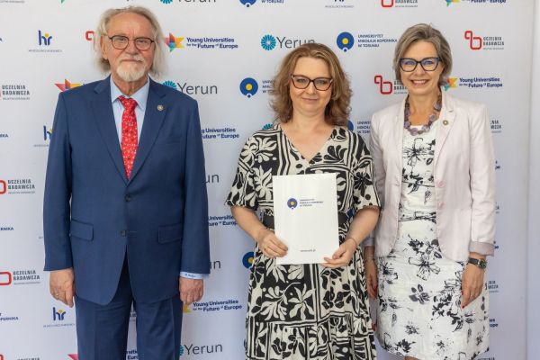 Uroczyste wręczenie Nagród Rektora dla osób zatrudnionych w toruńskiej części UMK [fot. Mikołaj Kuras] Kliknij, aby powiększyć zdjęcie