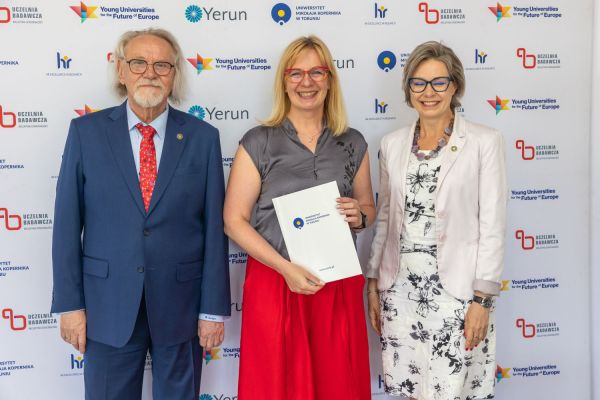 Uroczyste wręczenie Nagród Rektora dla osób zatrudnionych w toruńskiej części UMK [fot. Mikołaj Kuras] Kliknij, aby powiększyć zdjęcie