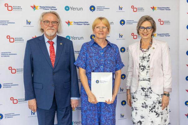 Uroczyste wręczenie Nagród Rektora dla osób zatrudnionych w toruńskiej części UMK [fot. Mikołaj Kuras] Kliknij, aby powiększyć zdjęcie