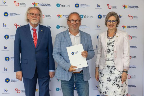 Uroczyste wręczenie Nagród Rektora dla osób zatrudnionych w toruńskiej części UMK [fot. Mikołaj Kuras] Kliknij, aby powiększyć zdjęcie