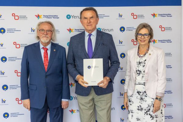Uroczyste wręczenie Nagród Rektora dla osób zatrudnionych w toruńskiej części UMK [fot. Mikołaj Kuras] Kliknij, aby powiększyć zdjęcie