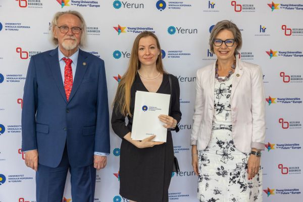 Uroczyste wręczenie Nagród Rektora dla osób zatrudnionych w toruńskiej części UMK [fot. Mikołaj Kuras] Kliknij, aby powiększyć zdjęcie