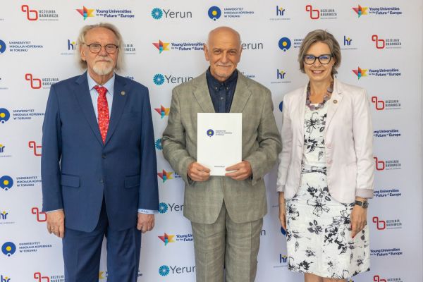 Uroczyste wręczenie Nagród Rektora dla osób zatrudnionych w toruńskiej części UMK [fot. Mikołaj Kuras] Kliknij, aby powiększyć zdjęcie