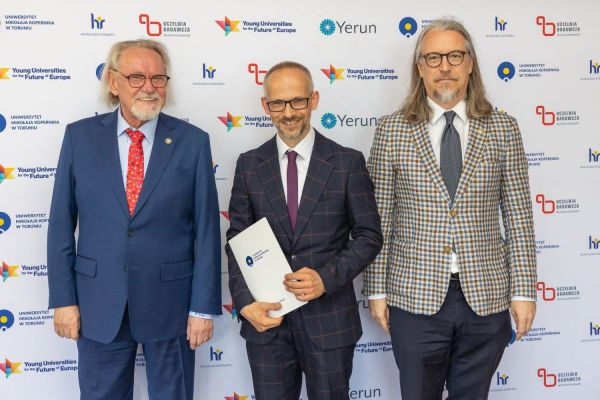 Uroczyste wręczenie Nagród Rektora dla osób zatrudnionych w toruńskiej części UMK [fot. Mikołaj Kuras] Kliknij, aby powiększyć zdjęcie