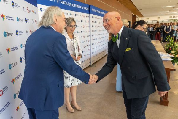 Uroczyste wręczenie Nagród Rektora dla osób zatrudnionych w toruńskiej części UMK [fot. Mikołaj Kuras] Kliknij, aby powiększyć zdjęcie
