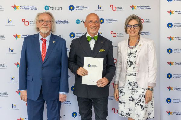Uroczyste wręczenie Nagród Rektora dla osób zatrudnionych w toruńskiej części UMK [fot. Mikołaj Kuras] Kliknij, aby powiększyć zdjęcie