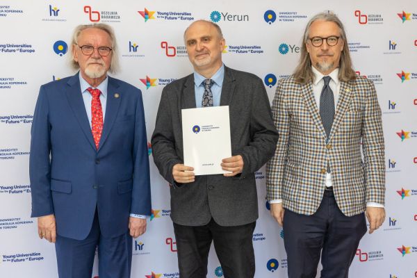 Uroczyste wręczenie Nagród Rektora dla osób zatrudnionych w toruńskiej części UMK [fot. Mikołaj Kuras] Kliknij, aby powiększyć zdjęcie