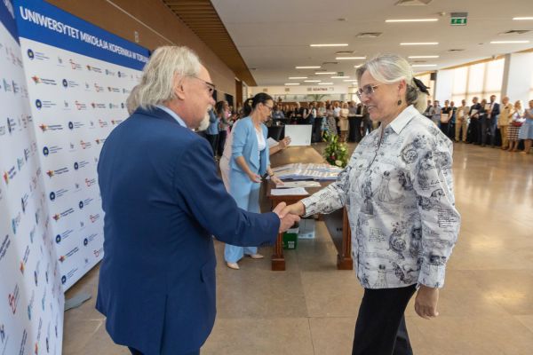 Uroczyste wręczenie Nagród Rektora dla osób zatrudnionych w toruńskiej części UMK [fot. Mikołaj Kuras] Kliknij, aby powiększyć zdjęcie