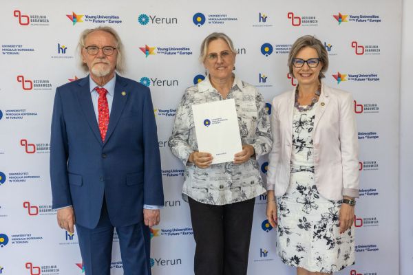 Uroczyste wręczenie Nagród Rektora dla osób zatrudnionych w toruńskiej części UMK [fot. Mikołaj Kuras] Kliknij, aby powiększyć zdjęcie