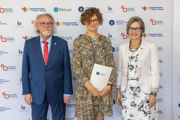 Uroczyste wręczenie Nagród Rektora dla osób zatrudnionych w toruńskiej części UMK [fot. Mikołaj Kuras] Kliknij, aby powiększyć zdjęcie