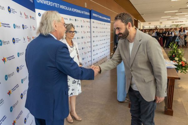 Uroczyste wręczenie Nagród Rektora dla osób zatrudnionych w toruńskiej części UMK [fot. Mikołaj Kuras] Kliknij, aby powiększyć zdjęcie