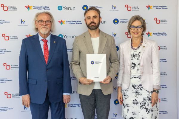 Uroczyste wręczenie Nagród Rektora dla osób zatrudnionych w toruńskiej części UMK [fot. Mikołaj Kuras] Kliknij, aby powiększyć zdjęcie