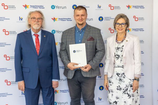 Uroczyste wręczenie Nagród Rektora dla osób zatrudnionych w toruńskiej części UMK [fot. Mikołaj Kuras] Kliknij, aby powiększyć zdjęcie