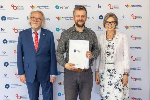 Uroczyste wręczenie Nagród Rektora dla osób zatrudnionych w toruńskiej części UMK [fot. Mikołaj Kuras] Kliknij, aby powiększyć zdjęcie