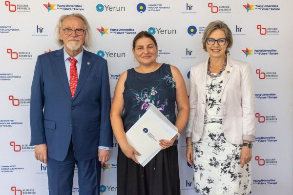 Uroczyste wręczenie Nagród Rektora dla osób zatrudnionych w toruńskiej części UMK [fot. Mikołaj Kuras] Kliknij, aby powiększyć zdjęcie