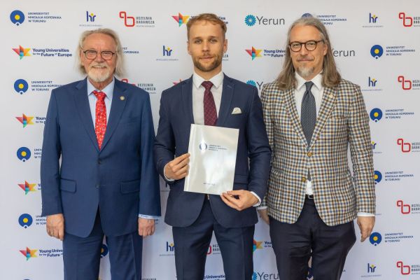 Uroczyste wręczenie Nagród Rektora dla osób zatrudnionych w toruńskiej części UMK [fot. Mikołaj Kuras] Kliknij, aby powiększyć zdjęcie