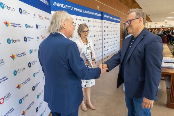 Uroczyste wręczenie Nagród Rektora dla osób zatrudnionych w toruńskiej części UMK [fot. Mikołaj Kuras] Kliknij, aby powiększyć zdjęcie