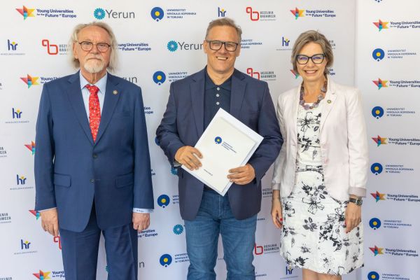 Uroczyste wręczenie Nagród Rektora dla osób zatrudnionych w toruńskiej części UMK [fot. Mikołaj Kuras] Kliknij, aby powiększyć zdjęcie